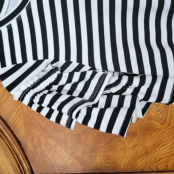 Very cute ruffled sleeves black & white stripe DRESS SZ L - Picture 2 of 5